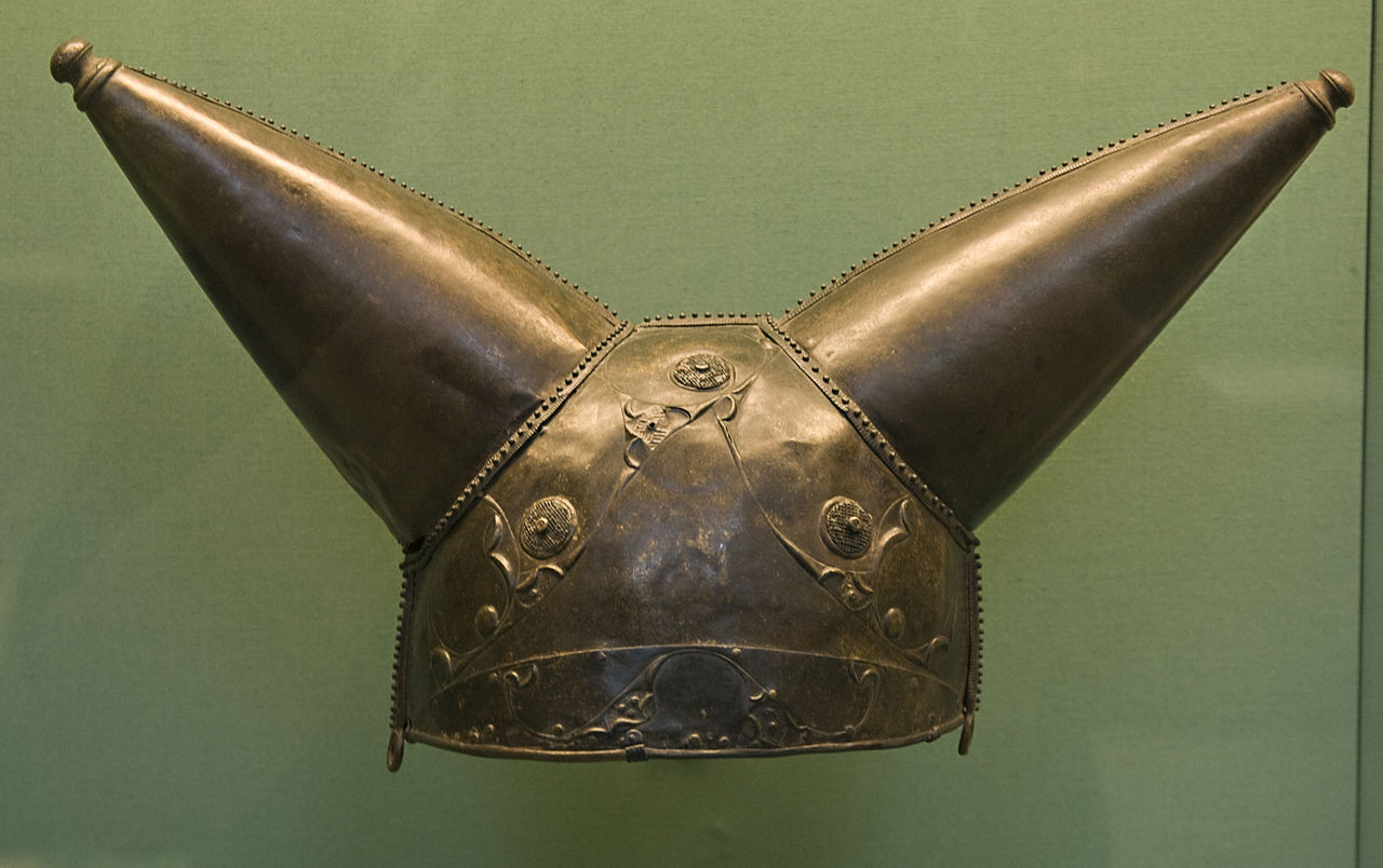 Image result for casco ceremonial céltico de bronce Fue encontrado en el río Támesis en Londres en 1868.