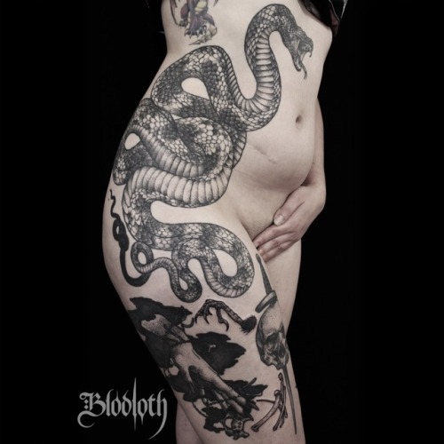 Blodlothsubmitted by http://blodloth.tumblr.com snake;belly;thigh;blackw;handshake