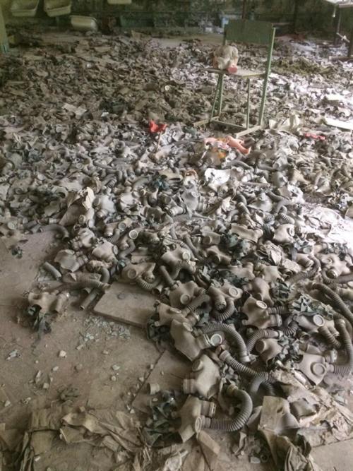 mariyand-r:
“sixpenceee:
“Gas masks on the floor of a school in Pripyat inside the Chernobyl exclusion zone, Ukraine.
”
My mom has been in the city very close to Chernobyl when the explosion happened. This is terrifying.
”