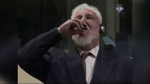L'Aia, Slobodan Praljak beve veleno dopo la sentenza di condanna