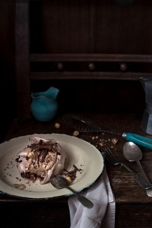 Meringue chocolat noir aux noisettes avec crème au café Mascarpone par Magdalena Hendey sur Flickr.