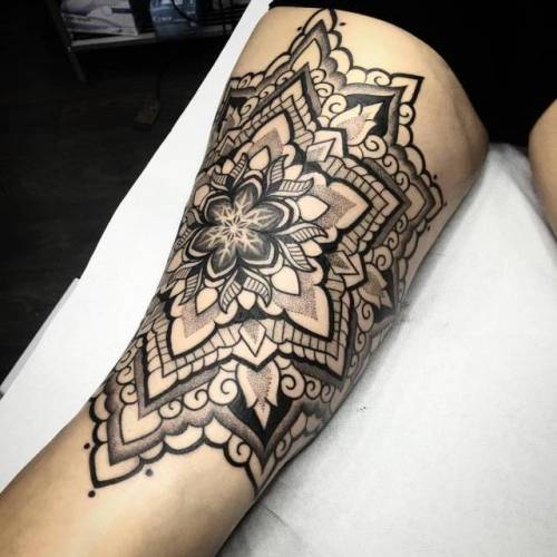 By Melow Pérez, done at Sacrifice Tattoo, Barcelona.... melow perez;big;of sacred geometry shapes;mandala;thigh;facebook;twitter;sacred geometry