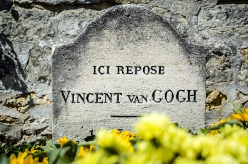 sixpenceee:
“Vincent van Gogh’s grave located in Auvers-sur-Oise. It is about 20 miles north of Paris. The cemetery is just north of the town center, a 10 minute walk from Gare d'Auvers, the inn / boarding house where Van Gogh spent the last few...