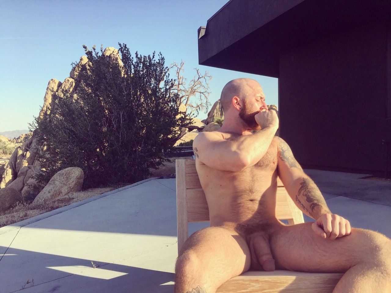 nigelmarch:
“Naked, smoking a j in the desert ❤️
”