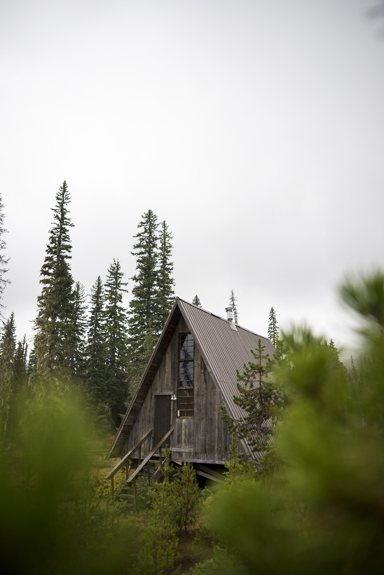 This is a rustic A-frame is just outside the Hoodoo ski area in Central Oregon.
No real driveway, just nested amongst the trees and fog.
Brett Edwards / @shredwardz