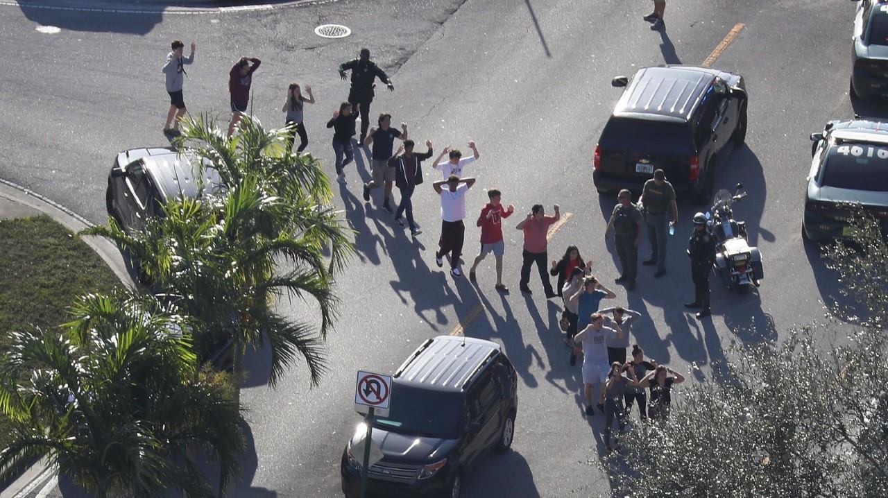 TIROTEO EN FLORIDA. Ocurrió en una escuela secundaria cerca de Miami. Hay al menos 17 muertos y 20 heridos con impactos de bala. El sheriff del condado confirmó que el atacante fue detenido.( AFP )