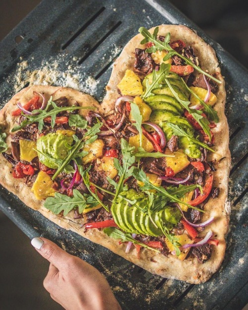rawmanda:
“Jackfruit pineapple pizza 🍍🤤
@circlevfest is today!! I’m so ready for all the vegan food, fashion, music and inspiring humans in one place 😱 Make sure to check out my stories today to experience it all with me! http://ift.tt/2ASfuwZ
”