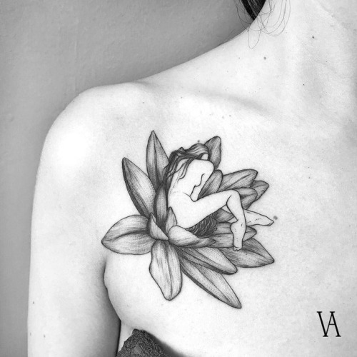 Violeta Arús flower;dots;bw;chest;woman