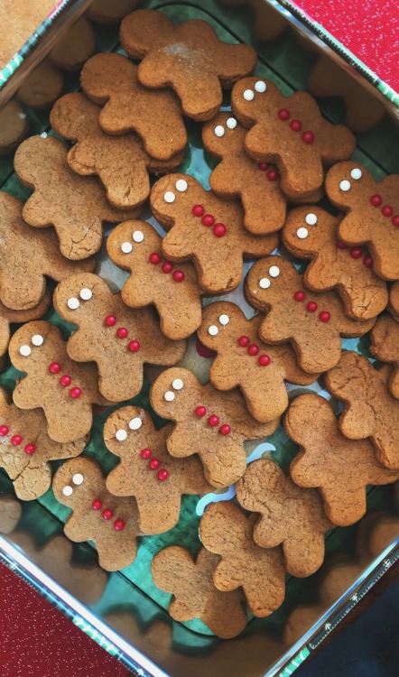 bakedbytaylor:
“Gingerbread cookies 🎁
”