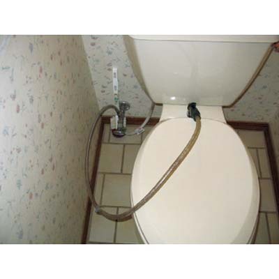 Watch the Spray Poor man’s bidet?
Brion Grant
Northland home Inspections, Inc.
Flagstaff, Ariz.
Courtesy of the ASHI Reporter and This Old House