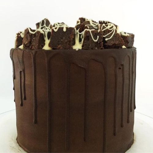 honeyssweetblog:
“Midnight cravings: that malted milk chocolate cake. Subtle chocolate cake made extra-chocolatey with ganache frosting as opposed to buttercream. Topped with brownie bites and white chocolate because what’s life without more...