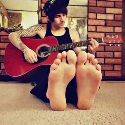 johnniesfeet: “ Guitar and feet :) ”