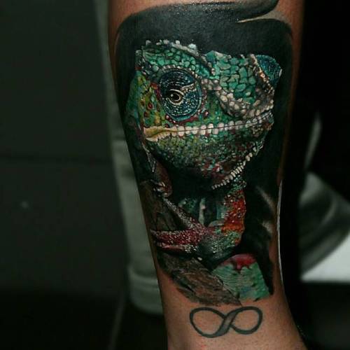 By Carlox Angarita, done at Subterranea Tattoo, Bogotá.... leg;reptile;big;animal;carloxangarita;facebook;realistic;twitter;chameleon