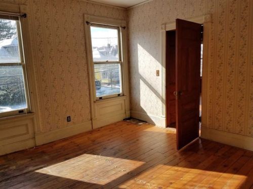 househunting - $225,000/7 brPoughkeepsie, NY