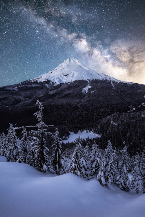 a-sydney:What if the milkyway aligned behind Mount Hood from...