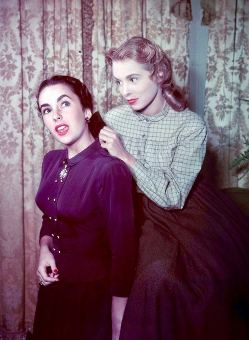 summers-in-hollywood - Elizabeth Taylor and Janet Leigh on the...