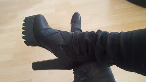 blackpointzz:Leather high heels 