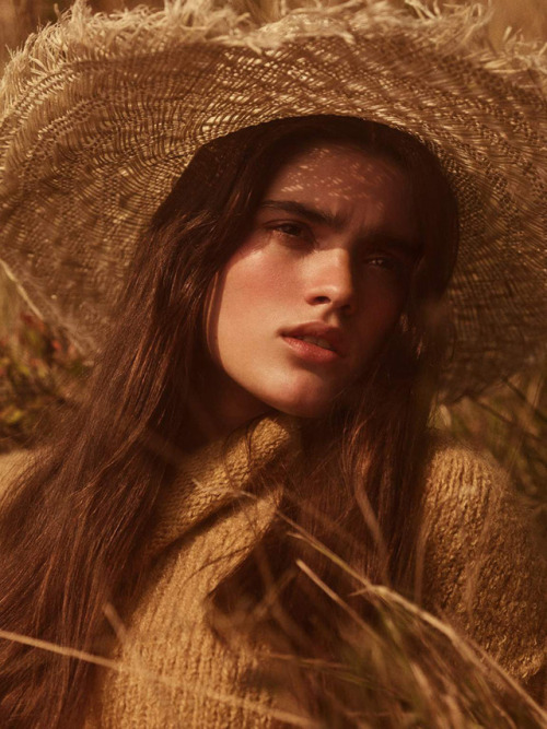 modely-way - Alexandra Micu for Vogue Paris November 2018.