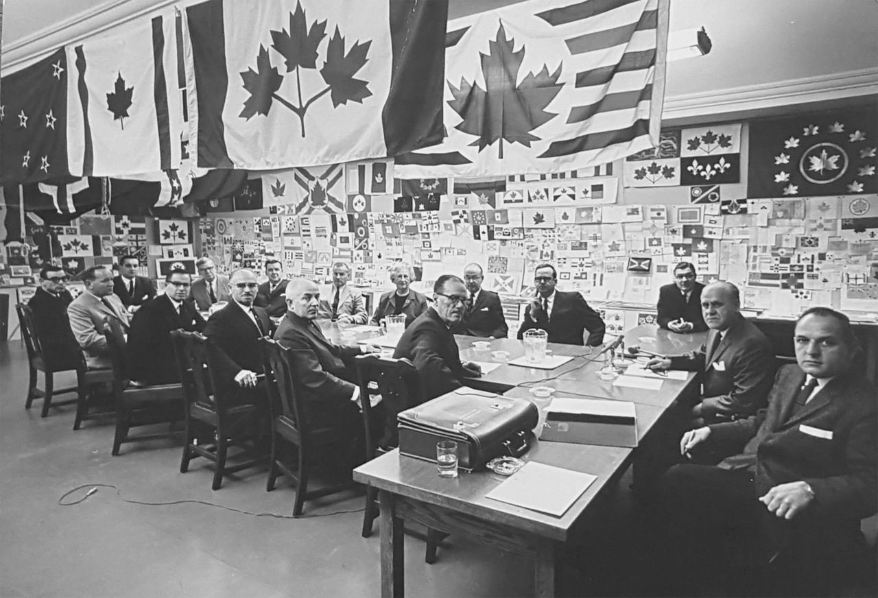 Канадский парламент, рассматривает  варианты первого флага. 1964.