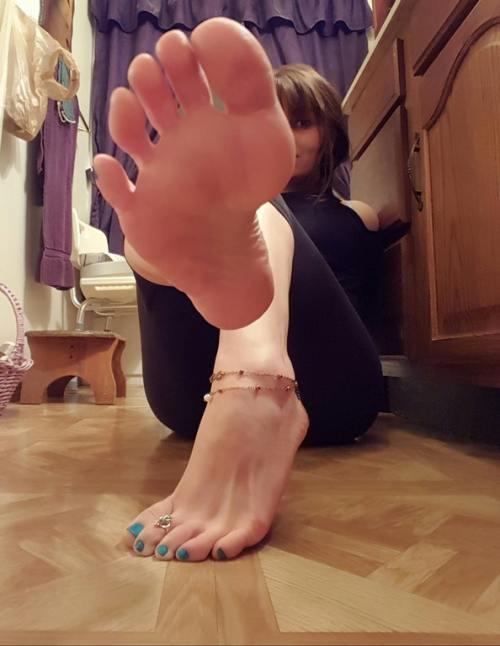 footangels:Her feet are made to be worshiped 
