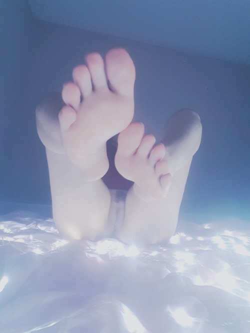 teenbrat - I can make you cum with my feet.. let me show you~