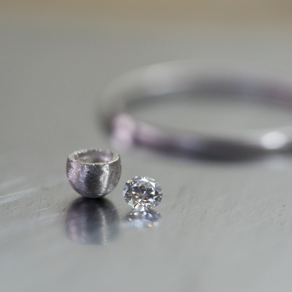 婚約指輪の制作風景　プラチナリング、ダイヤモンド、石枠　屋久島でつくる婚約指輪