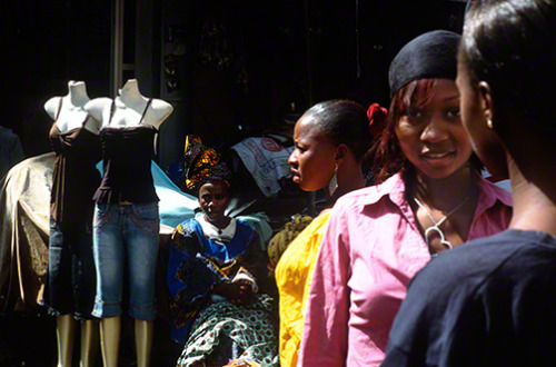 manufactoriel - Women chat in the central market in Bamako, Mali...