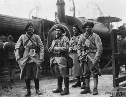 greatwar-1914 - Four French chasseurs wait at the wharf on Dundee...