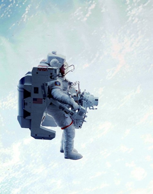 humanoidhistory - Bruce McCandless flies free outside the Space...