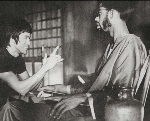 butts-and-uppercuts - Bruce Lee chatting with Kareem Abdul...