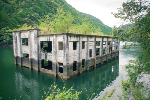 elugraphy - 湖に浮かぶ発電所Abandoned power station on the lake.