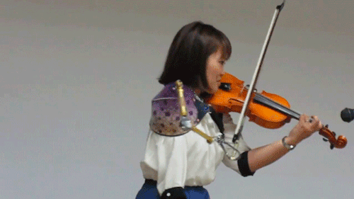 viola-and-chill:itscolossal:Manami Ito Performs a Violin Solo...