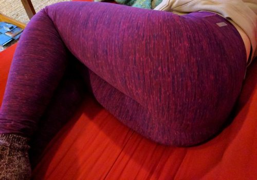 ladies-in-yoga-pants:Purple on the couch
