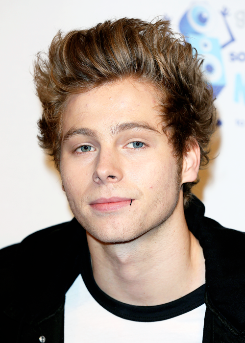 lukehemmingsdaily — fivesource: 5 Seconds of Summer arrive ...