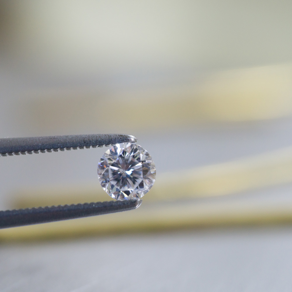 リメイクジュエリーの制作風景　ダイヤモンド、奥にゴールド　屋久島で作る婚約指輪