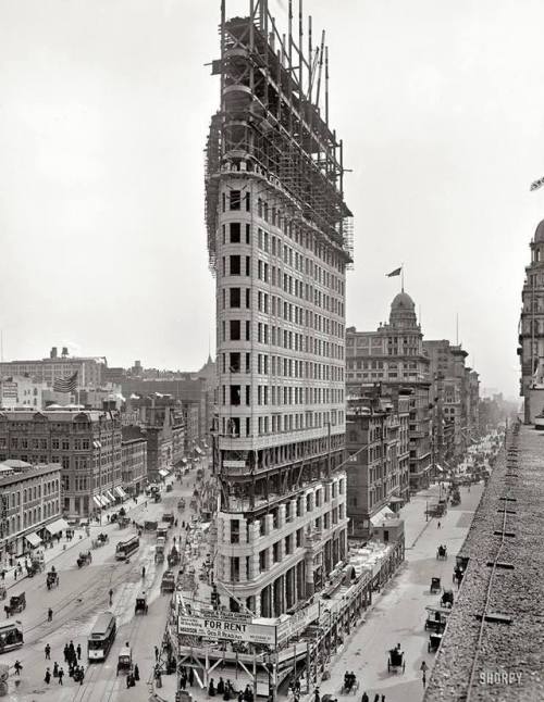frenchcurious - Flat Iron Building en construction (1900-1902) -...