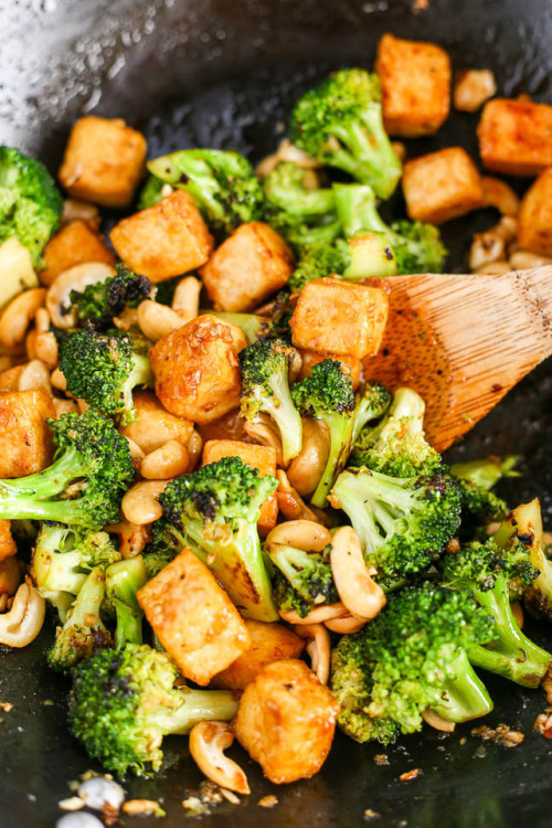 garden-of-vegan - Garlicky Cashew Broccoli & Tofu Stir-Fry -...