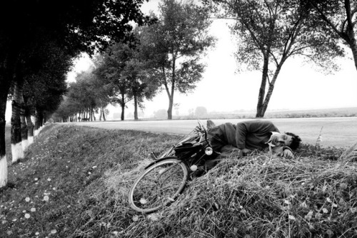 last-picture-show - Anthony Suau, Sleeping Biker, Moldavia, 1990
