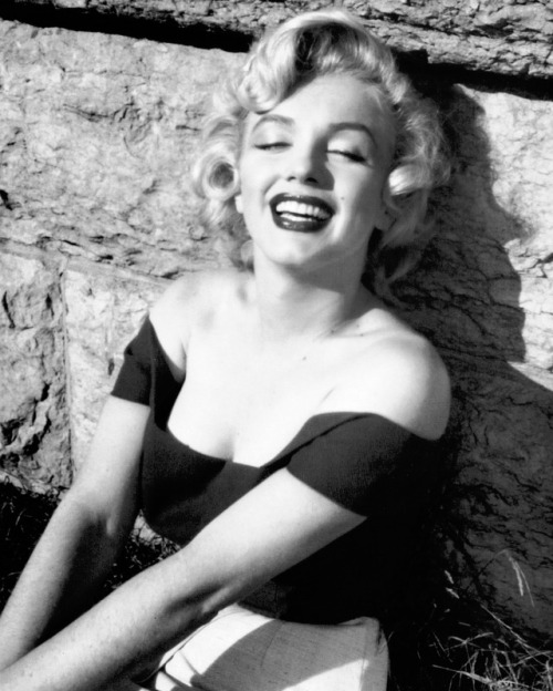 summers-in-hollywood - Marilyn Monroe on the set of Niagara, 1953