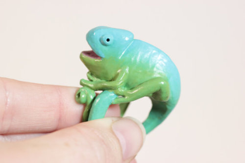 littlealienproducts - Chameleon Ring byCuriousBurrow