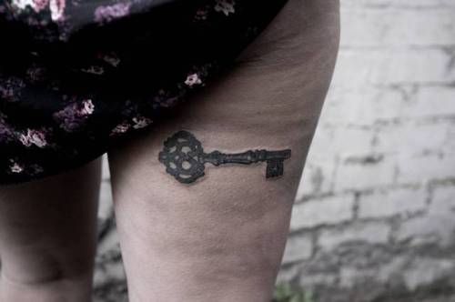 By Alex Bawn, done at 72 Street Tattoo, Stoke-on-Trent.... lock;alex bawn;love;thigh;facebook;blackwork;twitter;engraving;medium size;key