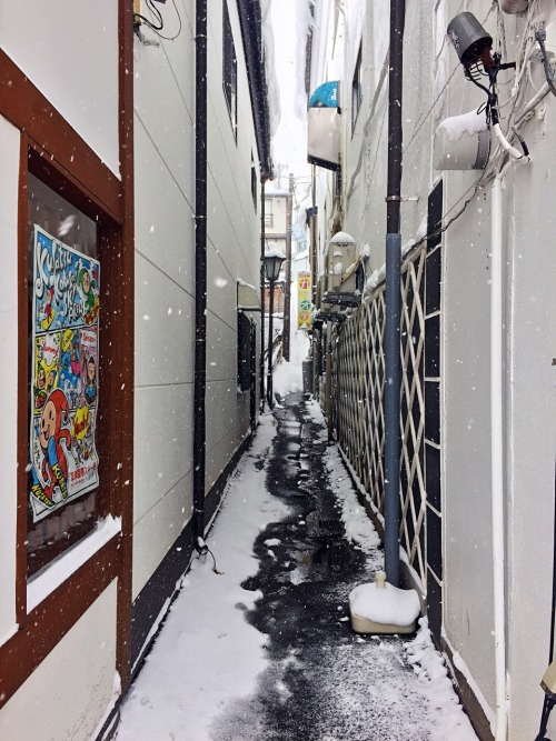 tokyogems:snowy alleyway.草津温泉。