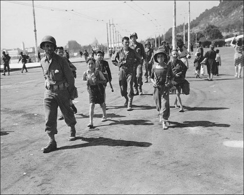 warhistoryonline - Italian children helping the American infantry...