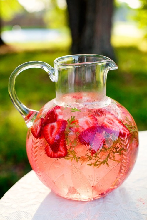 thecakebar - Sparkling Strawberry Lemonade