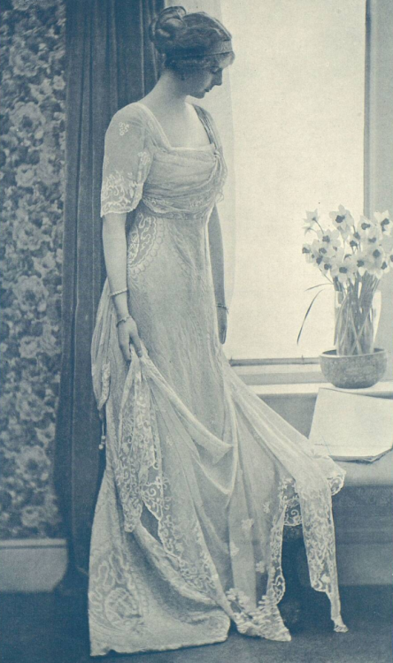 theroyalhistory - Viscountess Curzon (born Mary Curzon), 1912