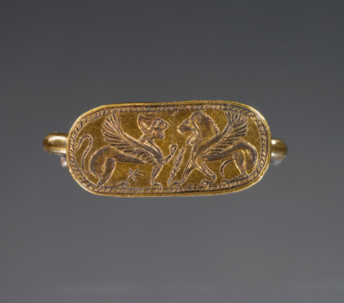 ancientjewels - Etruscan gold-plated silver ring with a gold bezel...