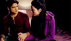 Crystal Reed et Tyler Posey  Tumblr_oc2m1qeGyF1rc0x8uo5_250