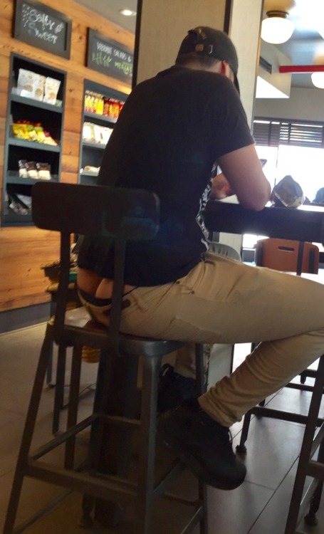manbuttsofnyc:Good Lord! This boy put it all out on display in...