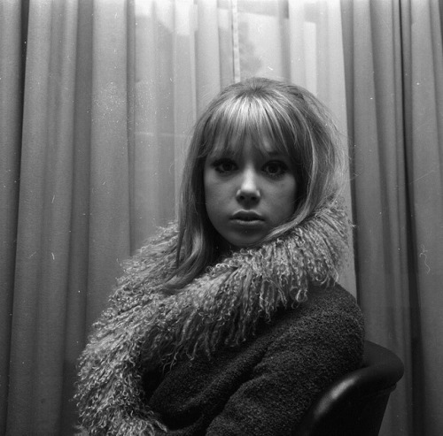 isabelcostasixties:Pattie Boyd at her home photographed by Larry...