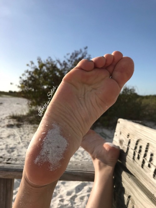 ivorysoles:Beach feet:)